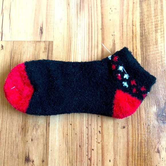 3/$15 NEW Fuzzy Soft Socks Black Red 1 PAIR Shoe Size 4-10 Women’s - Picture 1 of 13